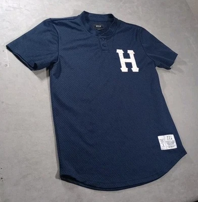 Camisa Jersey HUF USA Malla Azul Marino Manga Corta Logotipo “H” Talla Pequeña Ropa de Calle Foto 1 de 4