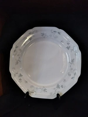 Mikasa "Avondale" 10.5" Dinner Plate. (205)