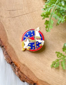 Spilla vintage oro cloisonné smalto carosello cavallo bianco USA stelle pony rossa - Foto 1 di 4