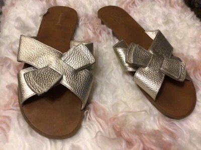 Sandálias femininas Alex Marie tamanho 9,5 M KIARA couro prata slides sapatos - Imagem 1 de 4