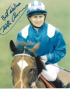 Tolles neues HANDSIGNIERTES 10" x 8" Farbfoto von Ex-Champion Jockey - Willie Carson - Bild 1 von 1