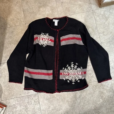 Suéter Dressbarn Mujer 1X Negro con Bordado de Copo de Nieve y Rayas Rojas/Grises Foto 1 de 4