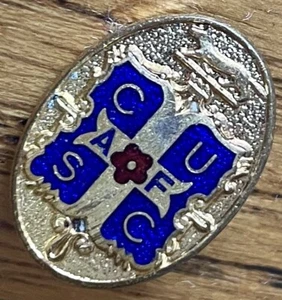 CARLISLE UNITED FC BADGE SUPPORTERS CLUB OLD ENAMEL FOOTBALL BADGE BY FATTORINI - Picture 1 of 3