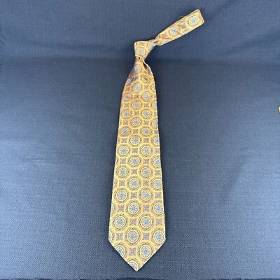 Gravata masculina Fratelli Moda dourada geométrica 100% seda 60L L x 4W - Imagem 1 de 4