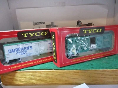 2 TYCO HO Scale FREIGHT CARS -#312E SANTA FE 40' STOCK CAR & DAIRYMEN"S REF CAR - Image 1 of 4