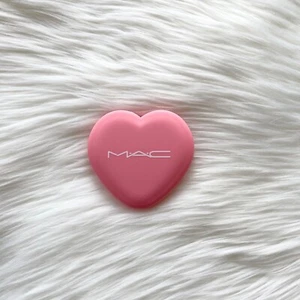 MAC Pink Barbie Heart Shaped Compact Mirror Vanity Limited Edition Brand New - Picture 1 of 4