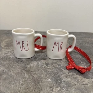 S/2 Rae Dunn Mr & Mrs Espressotassen Ornamente Miniatur mit Band Brautpaar Neu ohne Etikett - Bild 1 von 4