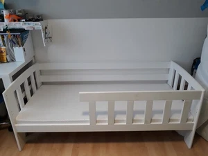Massives Kinderbett aus Holz mit Matratze und 2x Spannbettlaken - 77x165 cm, wei - Bild 1 von 4