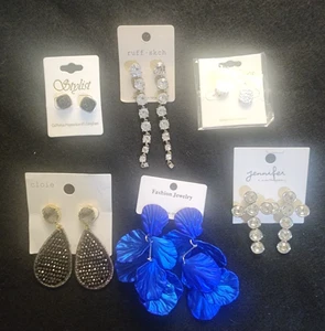 Great Mixed Lot Of Pierced Earrings Great Colors and Styles New - Picture 1 of 10