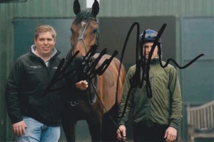Harry Skelton, Dan Skelton Firmado a Mano 6x4 Foto Carreras de Caballos Autógrafo 2 - Imagen 1 de 1