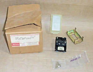 NEW HONEYWELL TP974A-1000-3 ROOM TEMPERATURE SENSOR DIRECT ACTING TP974A10003 - Picture 1 of 4