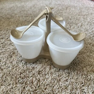 Vintage Tupperware Almond 757-10 condimento caddy server con 3 coperchi e cucchiai, USA! - Foto 1 di 5