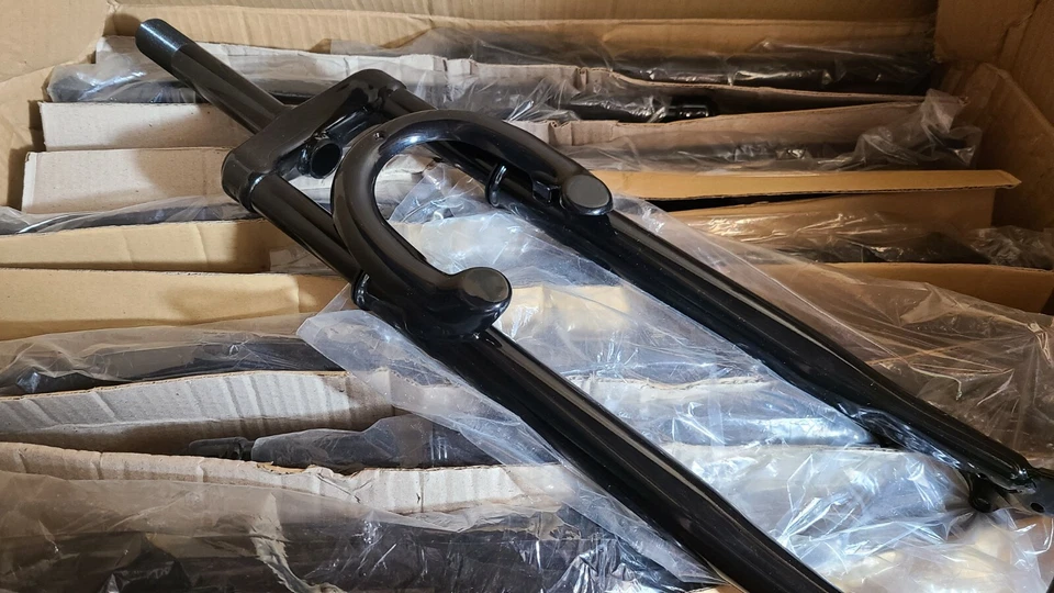 Lot of 8 - New Bicycle Suspension Fork, both Disc & Caliper brake mounts, Black - Image 1 of 4