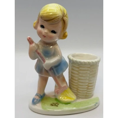 Estatuilla vintage de cerámica para niña barriendo con cesta Japón Enesco Foto 1 de 4