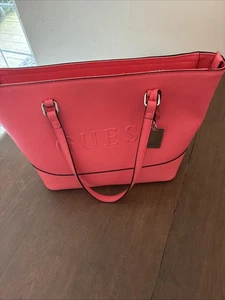 Borsa a mano GUESS corallo (rosso) con cinghie di trasporto 15” x 10” molto capiente ed elegante - Foto 1 di 9