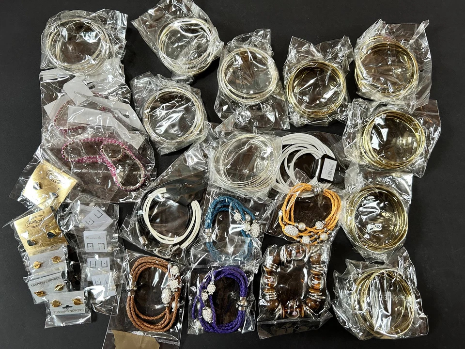 Sonderposten Modeschmuck Restposten 200 Teile Ohrringe Ketten Armbänder P3005 - Bild 1 von 4