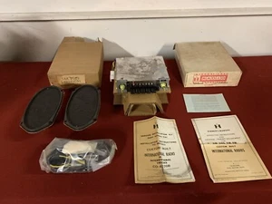 NOS INTERNATIONAL TRUCK AM RADIO / SPEAKERS KIT 549156C91 549241C91  - Picture 1 of 8