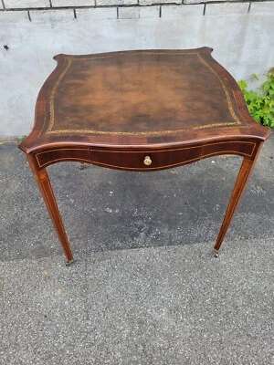 Impresionante mesa central superior de cuero con incrustaciones Sheraton inglesa de los años 20 Foto 1 de 4