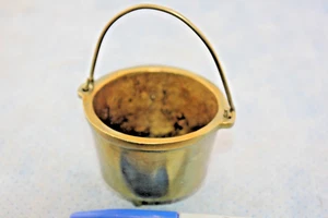 PEQUEÑO CUBO O MACETA DE TRES PATAS DE LATÓN FUNDIDO CON FIANZA DE 2 3/4 PULGADAS DE ANCHO - Imagen 1 de 3