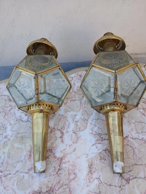 COPPIA LAMPADE DA CARROZZA IN OTTONE SFACCETTATE - VETRI CON INCISIONI - 1970 - Immagine 1 di 4