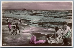 BADEMÄDCHEN AM STRAND FOTOMONTAGE FANTASIE ANTIK ECHTES FOTO POSTKARTE RPPC - Bild 1 von 2