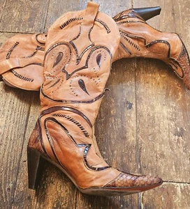 Impresionantes botas de vaquero Jo Ghost de cuero y piel de serpiente hasta la rodilla, s.7, diseño de tachuelas. - Imagen 1 de 19