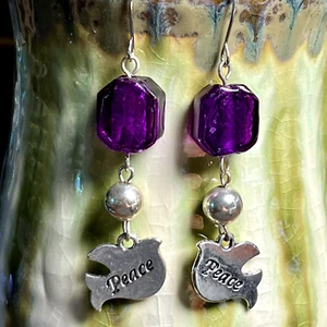 Silver Tone Purple Bead with Engraved Peace Dove Charm Dangle Earrings. S650 - Bild 1 von 4