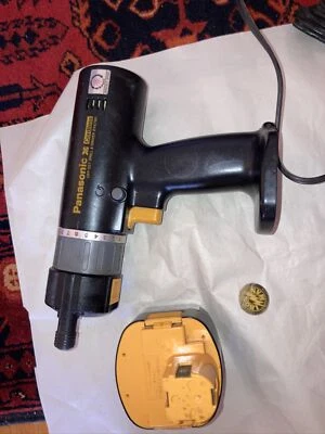 Taladro y destornillador offset Panasonic, EY6780 apenas usado, herramienta/cargador de accionamiento hexagonal de 1/4” Foto 1 de 4