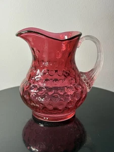 UV Reaktiv Fenton Punkt Optik Rubin Überfang Cranberry Glas Milchkännchen 1955-1967 - Bild 1 von 11