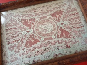 Fragment Dentelle ancienne Encadré Cadre Bois Décoration Collection Lace French - Imagen 1 de 14