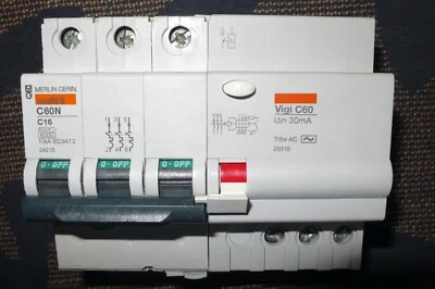 DISJONCTEUR DIFFERENTIEL TRIPHASE 16A 30mA COURBE C MERLIN GERIN 16AMPERE PC10KA - Photo 1/3