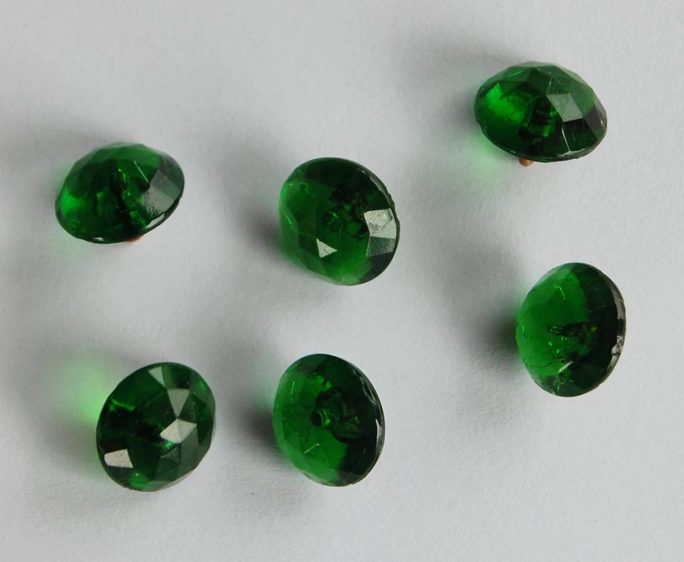 ВИНТАЖНЫЕ ГРАНЕНЫЕ СТЕКЛЯННЫЕ ПУГОВИЦЫ ПЭЧВОРК ВЫРЕЗ • 12 мм • ЗЕЛЕНЫЙ, ТОПАЗ, ФИОЛЕТОВЫЙ - Изображение 1 из 1