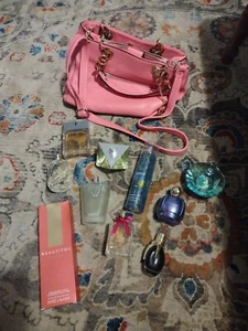 NEU Damen süß rosa Leder Handtasche Tasche/Posten von 9 Damen Parfums KOSTENLOSER VERSAND - Bild 1 von 9
