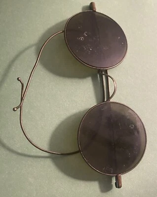 Antiguo S.P.A. Gafas de sol redondas de metal plateado alambre de seguridad lente de vidrio negro ¡RARAS! Foto 1 de 2