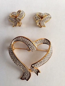 Swarovski Heart Ribbon Style Pin Brooch & Earring Set Signed - LOVELY! - NWOT - Picture 1 of 5