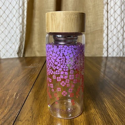 Botella de agua de vidrio con infusión de té Pureology tapa de bambú estampado floral rojo y púrpura Foto 1 de 4