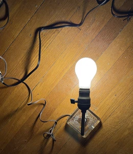 Antike Messing & Glas Wandlampe Stecker funktioniert einwandfrei - Bild 1 von 7