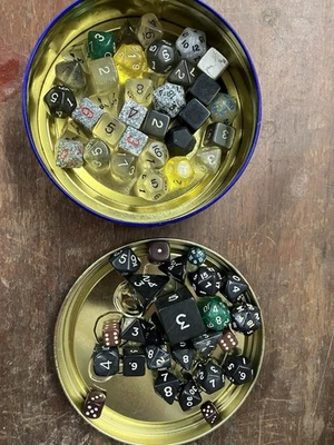 Lote De Colección Dados para RPG DnD Armory Chessex Años 80 Bolso Negro Dados Foto 1 de 3