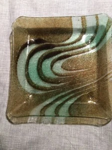 Piatto/vassoio vetro fuso arte vortice verde/marrone usato 8”x11 diagonale. GW149 - Foto 1 di 5