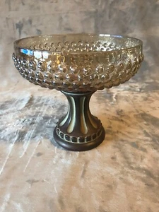 Valerie Parr Hill Hobnail 7,5" cuenco de vidrio con pedestal con patas de bronce  - Imagen 1 de 5