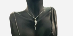 Colgante hueco de cuerno italiano de oro blanco de 14k tamaño mediano - Imagen 1 de 2