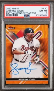 2022 Topps Finest Andruw Jones rifrattore automatico arancione /25 Psa 8 - Foto 1 di 2