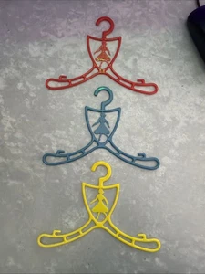 3 Vintage Peggy Ann Walking rot blau gelb Kunststoff Puppen Kleiderbügel selten - Bild 1 von 5