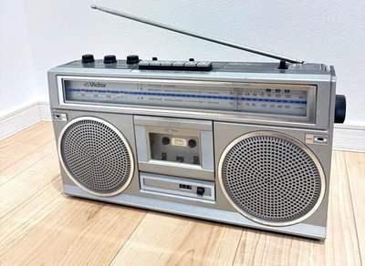 Victor RC-555 Stereo Radio Cassette Registratore Boombox FM AM Argento Usato Vintage - Immagine 1 di 4