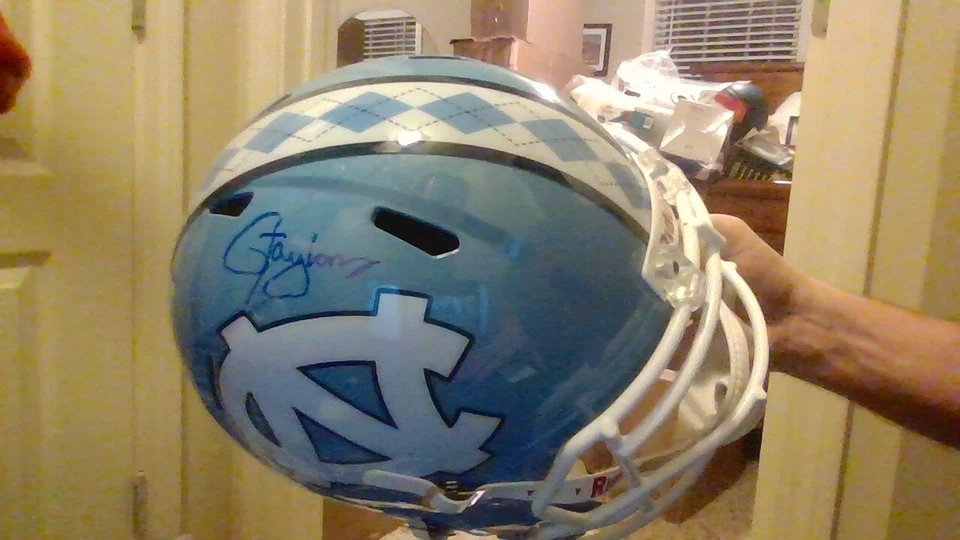 Casco réplica firmado por Lawrence Taylor LT autografiado UNC Carolina del Norte con foto Foto 1 de 4