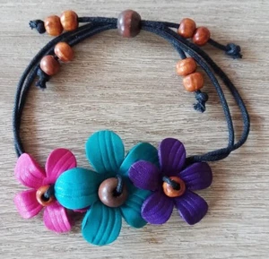 Pulsera única con dije floral con cuentas de madera y cuerda - Imagen 1 de 14