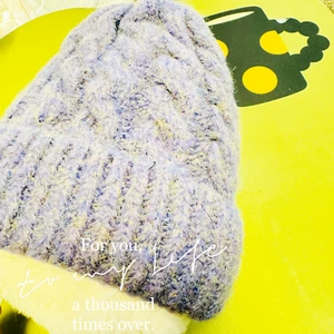 Luxurious Hand-Knit Beanie in Unique Three-Color Blend Cozy Stylish Winter Wear - Foto 1 di 5