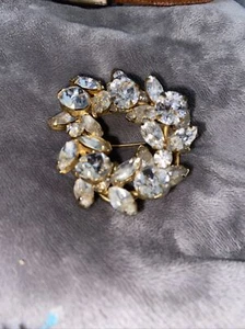 Vintage Wiess WEISSCO Clear Rhinestone Wreath Brooch Pin - Picture 1 of 8
