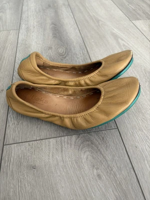 Sapatilhas dobráveis femininas TIEKS by Gavrieli tamanho 7 biscotti creme patente balé - Imagem 1 de 4