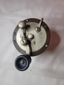 Antike PFLUEGER OCEANIC Brandungsguss Freispulenrolle Patente nur ausstehende Teile - Bild 1 von 9